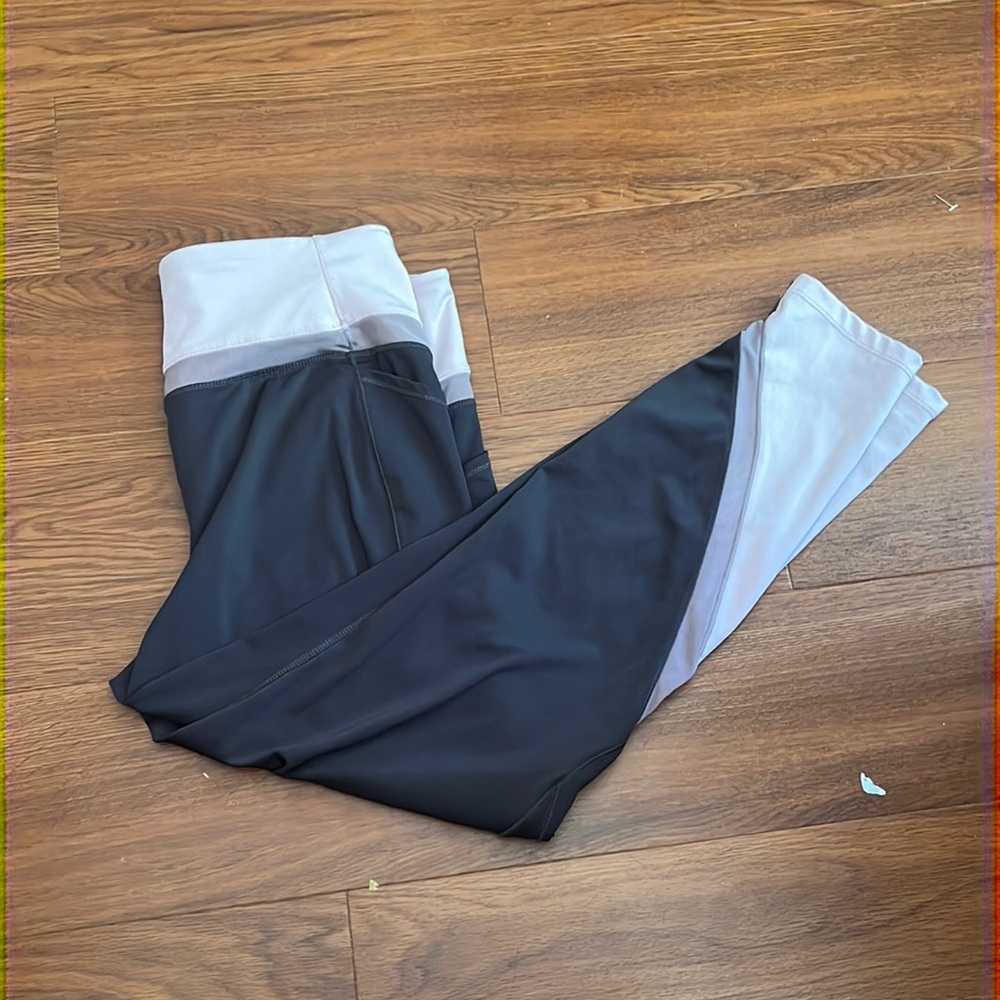 Women’s Capri Leggings with Cut Out and Side Pockets